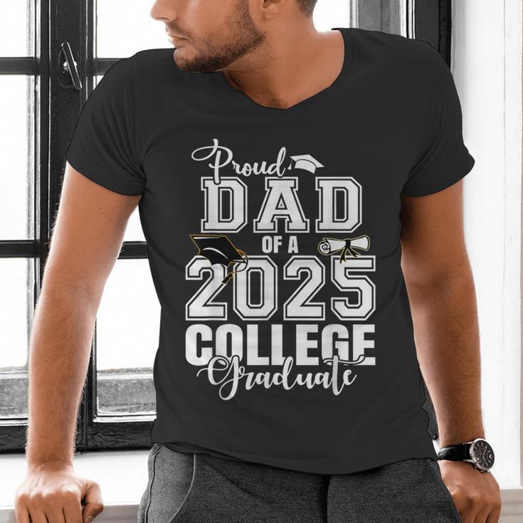 Proud Dad Of A 2025 College Graduate Graduation Men's V-Neck T-Shirt