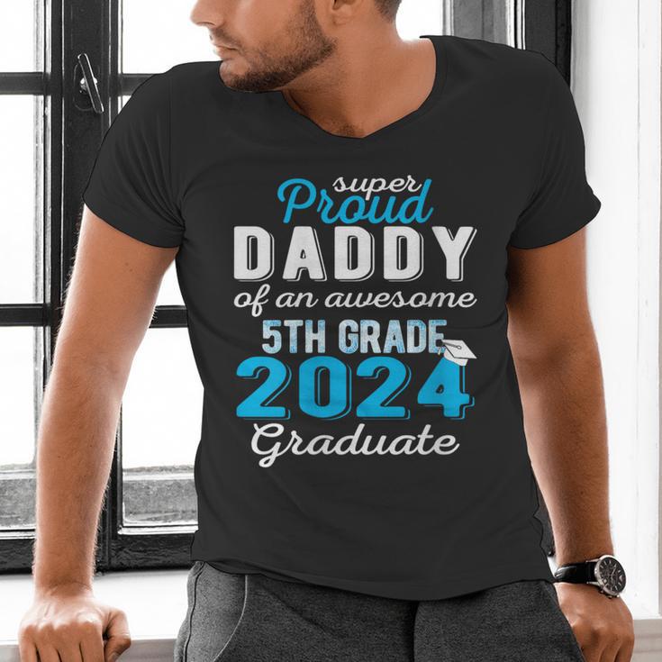 Proud Daddy Of 5th Grade Graduate 2024 Family Graduation Men's V-Neck T-Shirt