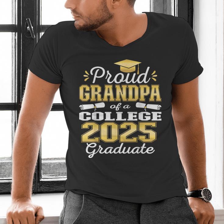 Proud Grandpa Of 2025 College Graduate Family 24 Graduation Men's V-Neck T-Shirt