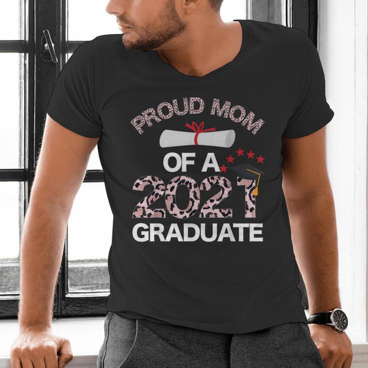 Proud Mom Of A 2021 Graduate Leopard Print Graduation Mama Men's V-Neck T-Shirt