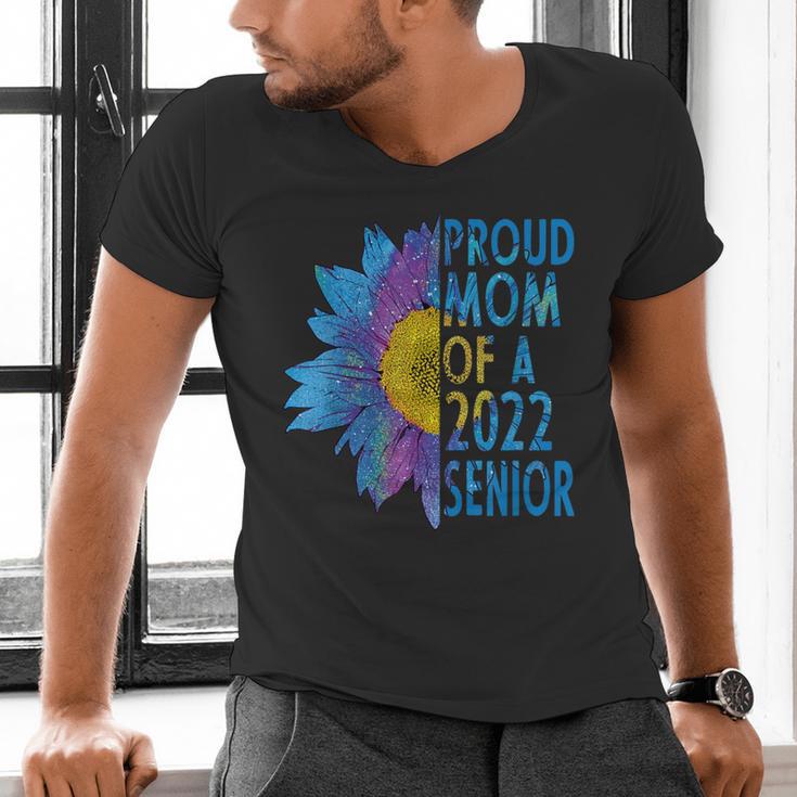 Proud Mom Of a 2022 Senior Shirt Graduation 2022 Women's Men's V-Neck T-Shirt