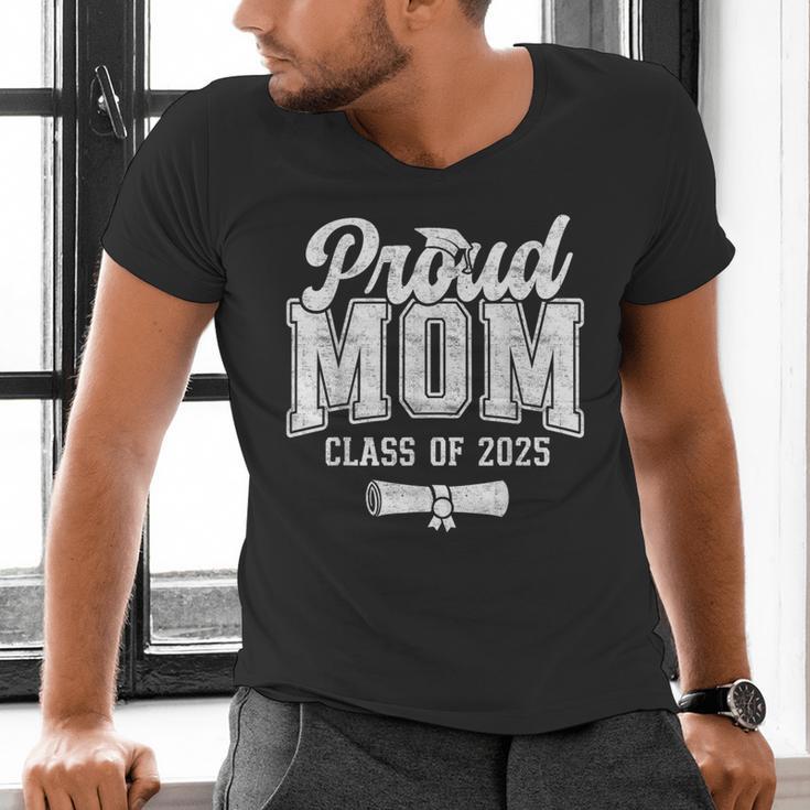 Proud Mom Of 2025 Graduate Senior Mom 25 Graduation Men's V-Neck T-Shirt