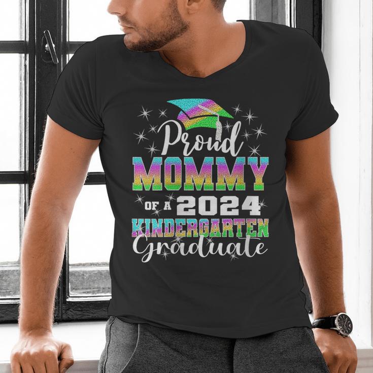 Proud Mommy Of Kindergarten Graduate 2024 Graduation Mommy Men's V-Neck T-Shirt