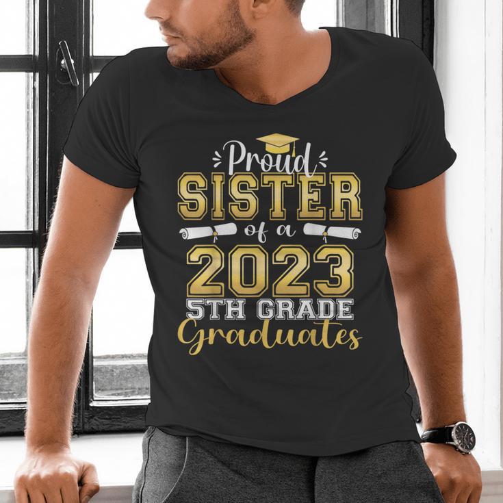 Proud Sister Of 5th Grade Graduate 2023 Family Graduation Men's V-Neck T-Shirt