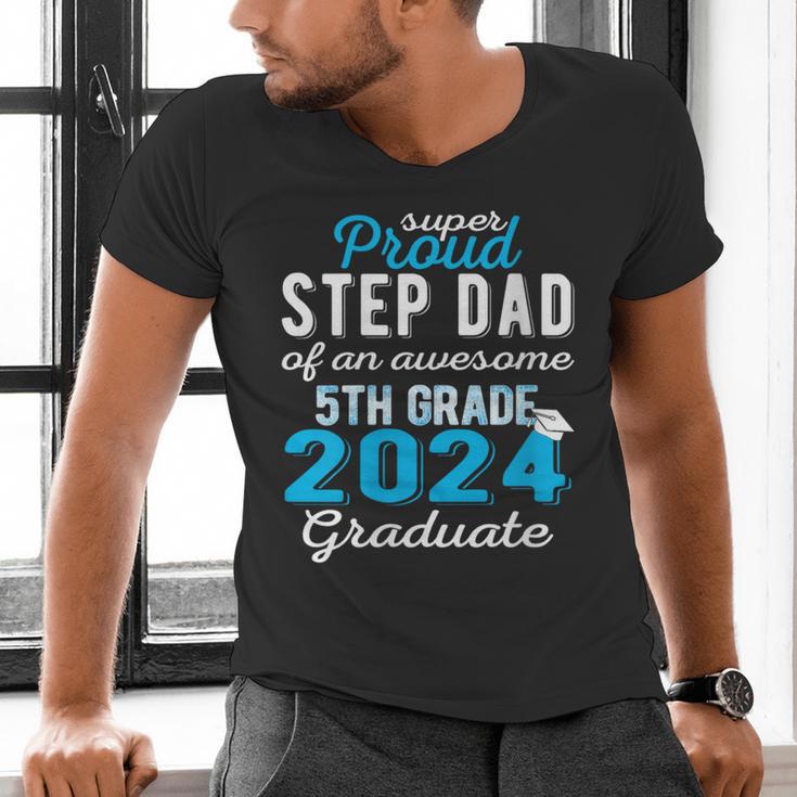 Proud Step Dad Of 5th Grade Graduate 2024 Family Graduation Men's V-Neck T-Shirt