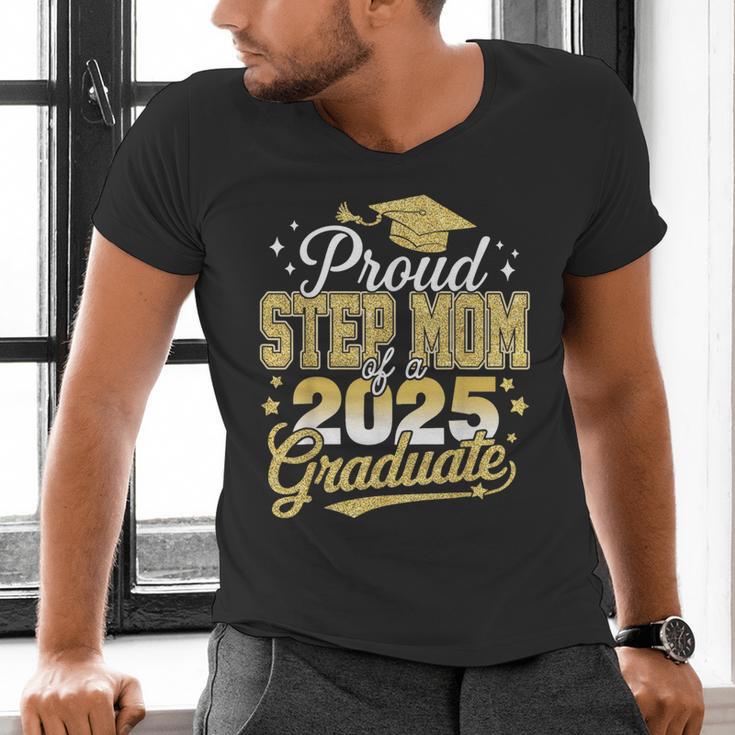 Proud Step Mom Of A Class Of 2025 Graduate Senior Graduation Men's V-Neck T-Shirt