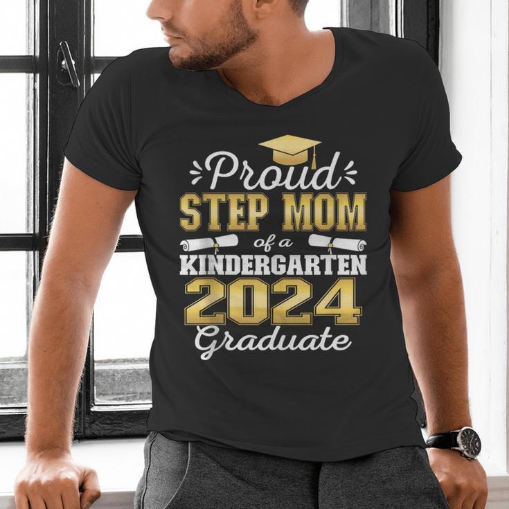 Proud Step Mom Of Kindergarten Graduate 2024 Graduation Step Men's V-Neck T-Shirt