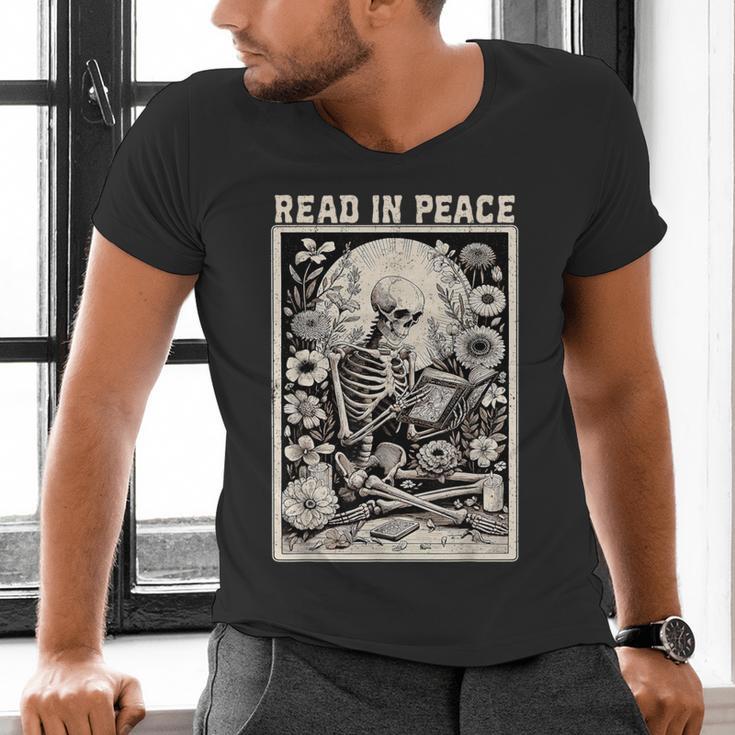 Read In Peace Skeleton Book Lover Bookworm Book Men's V-Neck T-Shirt