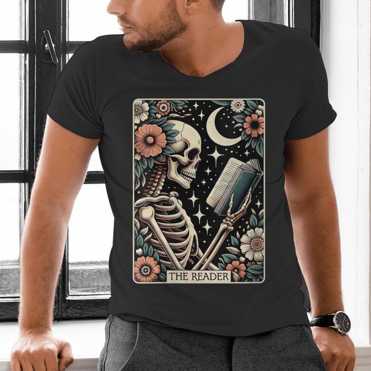 The Reader Tarot Card Skeleton Reading Book Bookworm Bookish Men's V-Neck T-Shirt