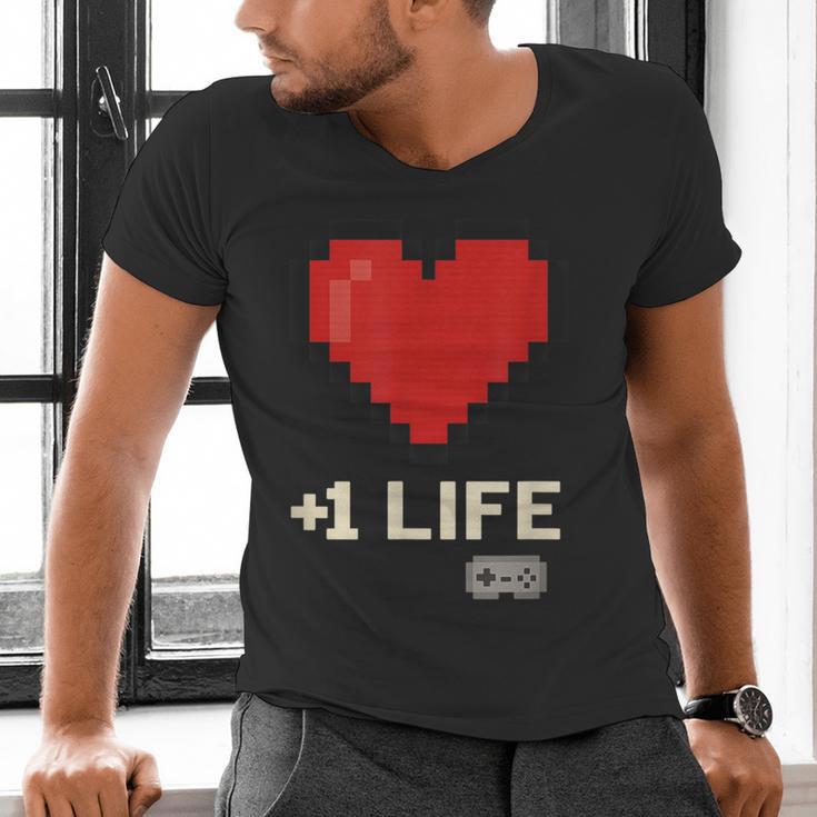Retro Gamer 1 Life Pixel Heart – 8-Bit Gaming Nostalgia Men's V-Neck T-Shirt