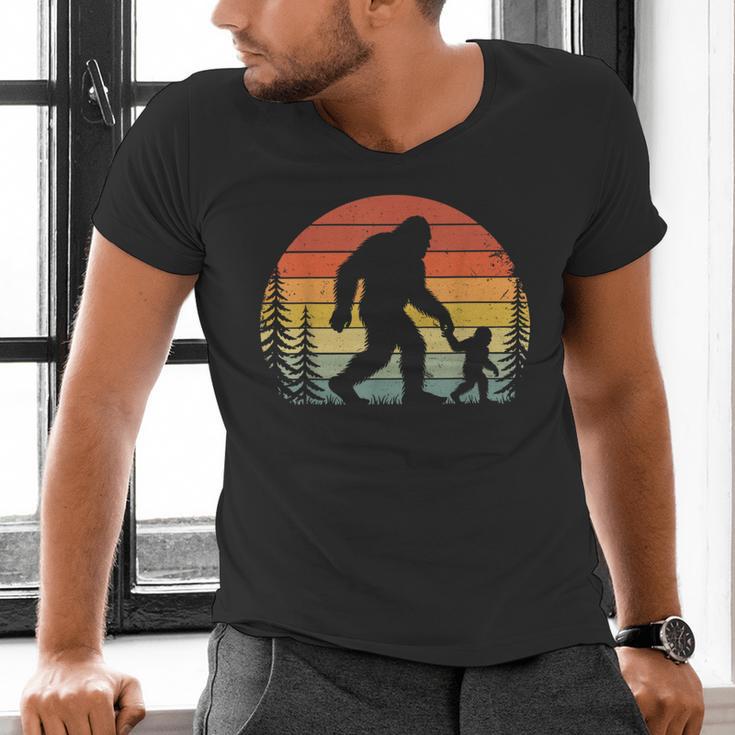 Retro Vintage Bigfoot Dad Fathers Day Father Son Matching Men's V-Neck T-Shirt