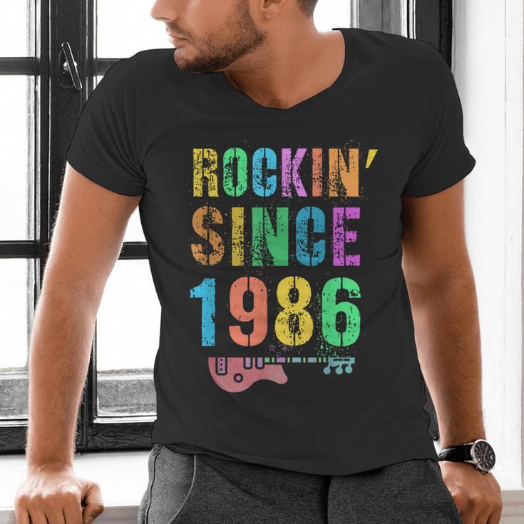 Rockin' Since 1986 Vintage Rockstar 40th Birthday Mom Dad 40 Men's V-Neck T-Shirt