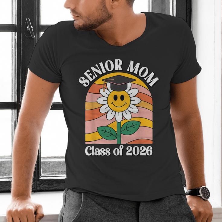 Senior Mom Class Of 2026 Daisy Flower Retro Graduation Men's V-Neck T-Shirt