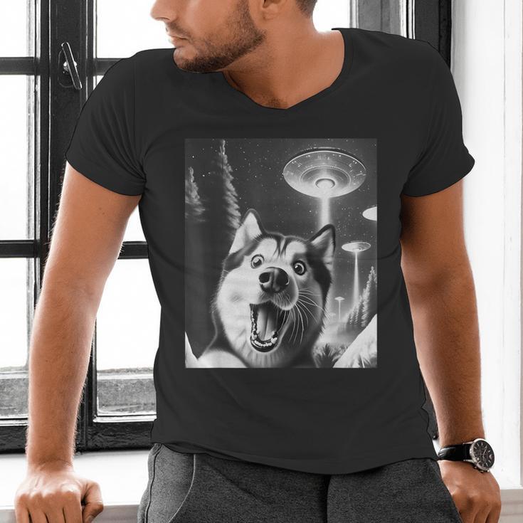 Siberian Husky Alien UFO Taking a Selfie Dog Mom Dad Men's V-Neck T-Shirt