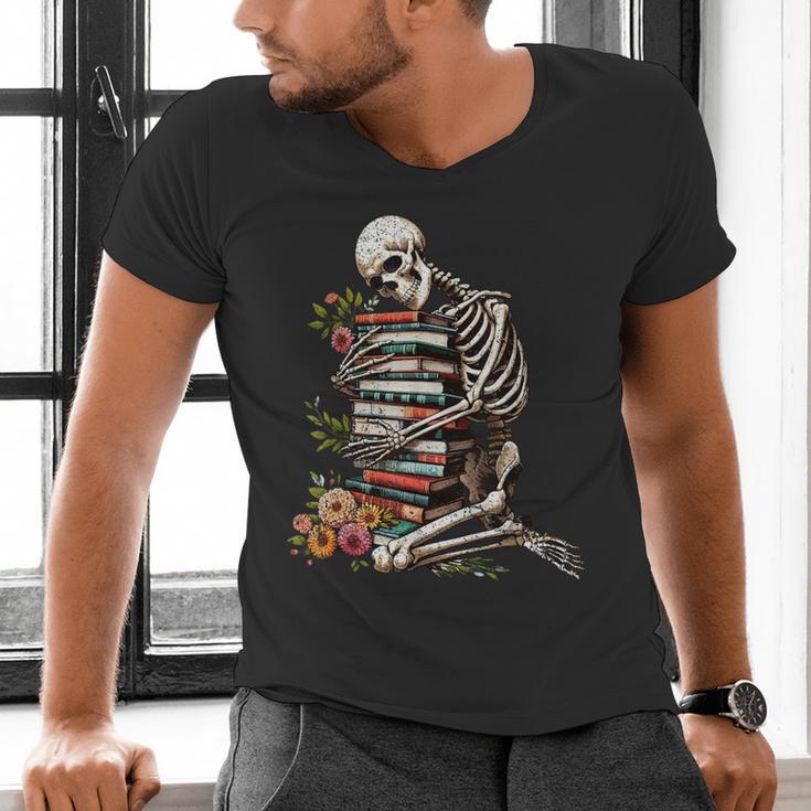 Skeleton Reading Book Halloween Bookworm Bibliophile Reader Men's V-Neck T-Shirt