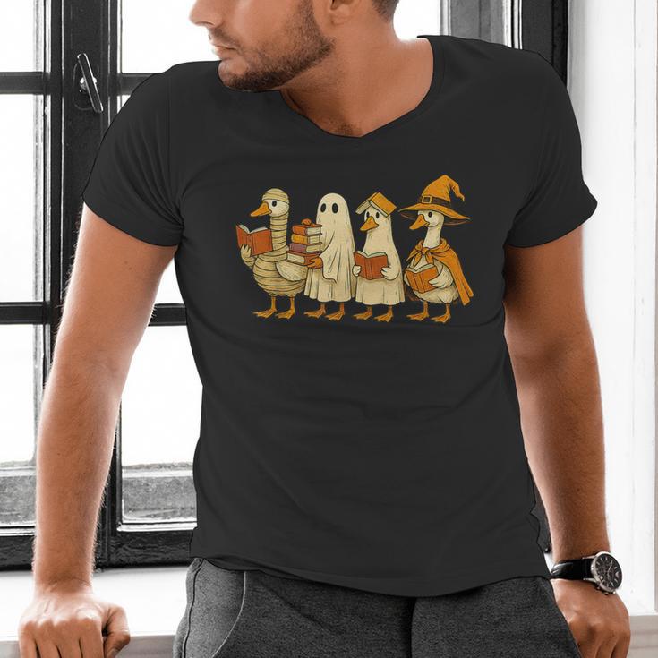 Spooky Halloween Book Lover Halloween Reading Goose Men's V-Neck T-Shirt