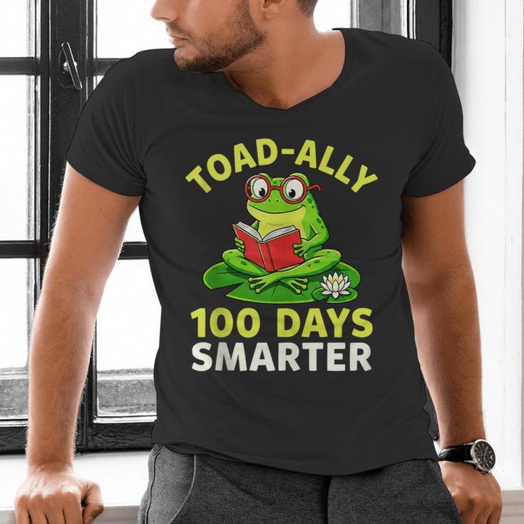 Toad-Ally 100 Days Smarter Frog Reading Book 100 School Day Men's V-Neck T-Shirt
