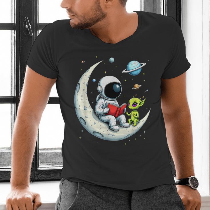 UFO Alien Astronaut Reading Book In Space Men's V-Neck T-Shirt UFO Alien Astronaut Reading Book In Space Men's V-Neck T-Shirt