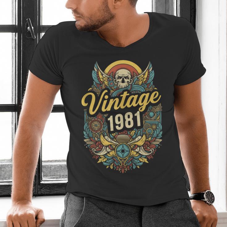 Vintage 1981 Retro Badge Nostalgia Eighties Compass Skull Men's V-Neck T-Shirt