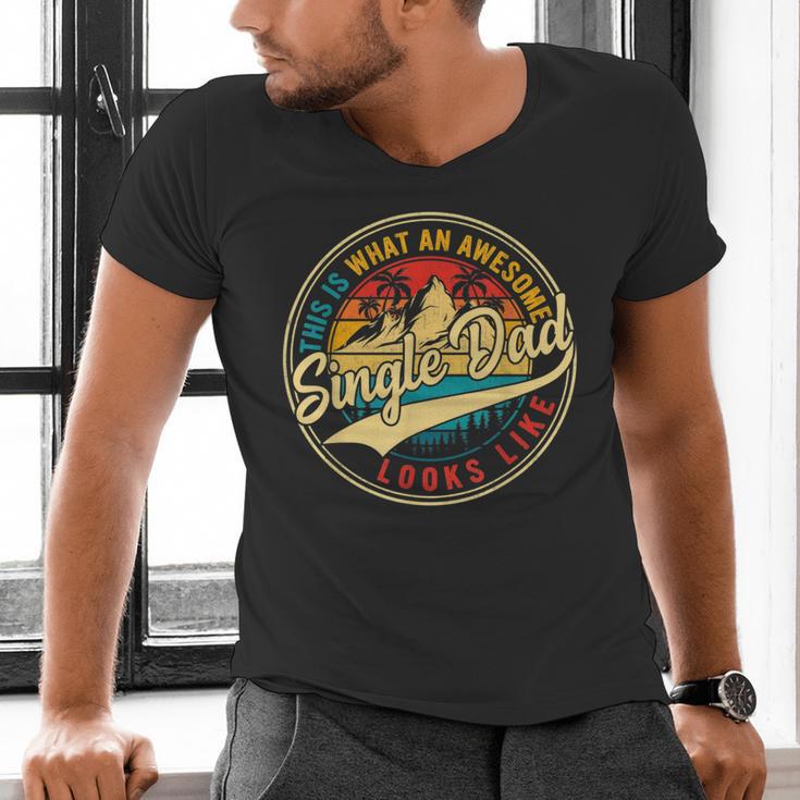 Vintage Awesome Single Dad Retro Fathers Day For Dad Grandpa Men's V-Neck T-Shirt