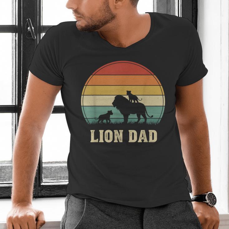 Vintage Lion Dad Father Grandpa Father's Day Men's V-Neck T-Shirt