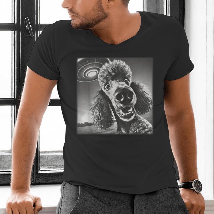 Vintage Poodle Selfie With UFO Alien Photobooth Dog Mom Dad Men's V-Neck T-Shirt