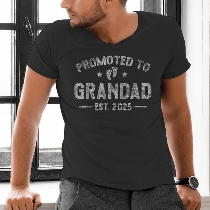 Vintage Promoted To Grandad Est 2025 Saying Retro Men's V-Neck T-Shirt