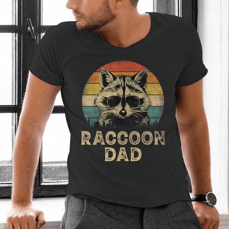 Vintage Raccoon Dad Raccoon Lovers Daddy Father's Day Men's V-Neck T-Shirt