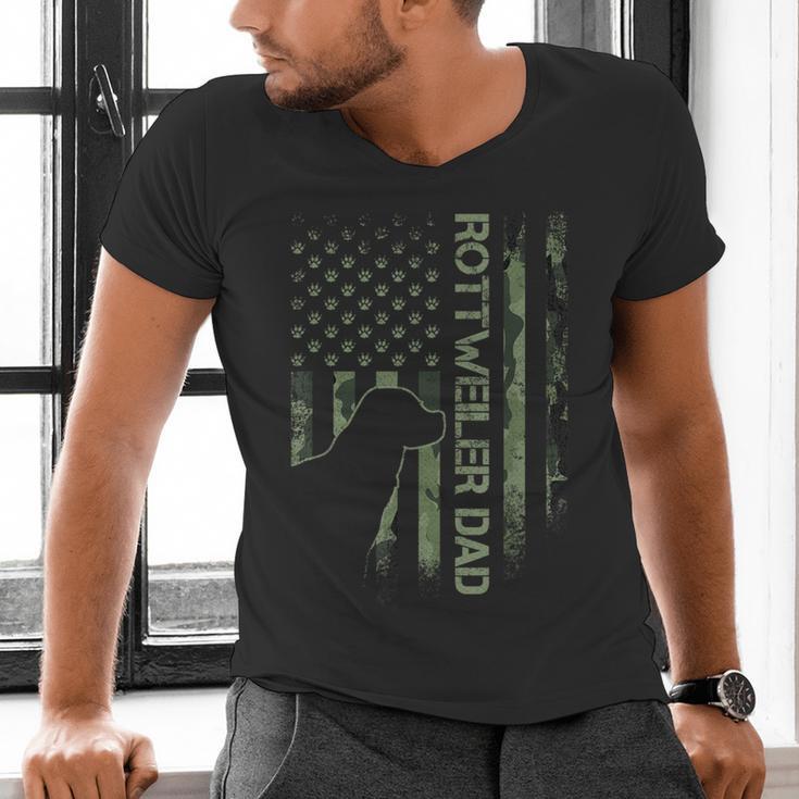 Vintage USA Camo Flag Proud Rottweiler Dad Rottie Silhouette Men's V-Neck T-Shirt