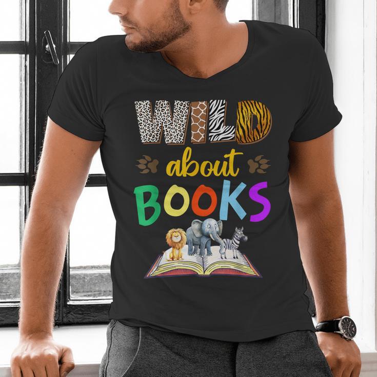 Wild About Reading Books Reader Bookworm Animals Book Lover Men's V-Neck T-Shirt