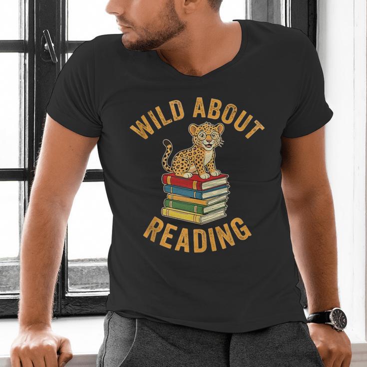 Wild About Reading Cute Leopard Teacher Kids Book Lover Men's V-Neck T-Shirt