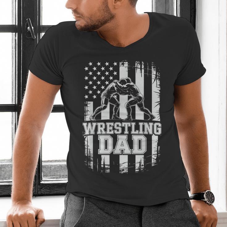 Wrestling Dad US Flag Fathers Day Wrestling Fans Men's V-Neck T-Shirt