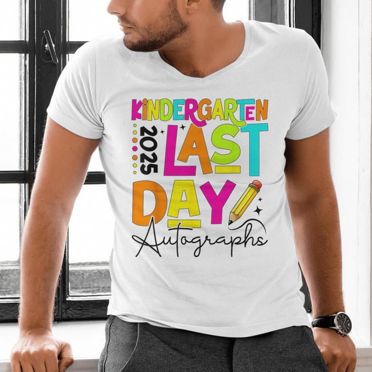 2025 Last Day Of School Autograph Kindergarten Graduation Men's V-Neck T-Shirt