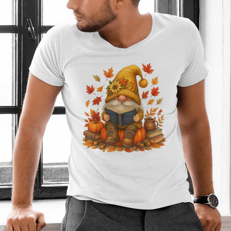 Cute Autumn Gnome Reading Pumpkin Book Lover Men's V-Neck T-Shirt Cute Autumn Gnome Reading Pumpkin Book Lover Men's V-Neck T-Shirt