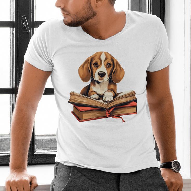 Cute Dog Beagle Reading Book Men's V-Neck T-Shirt