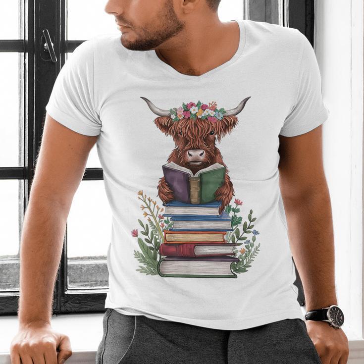Cute Highland Cow With Book Floral Bookworm Librarian Book Men's V-Neck T-Shirt Cute Highland Cow With Book Floral Bookworm Librarian Book Men's V-Neck T-Shirt