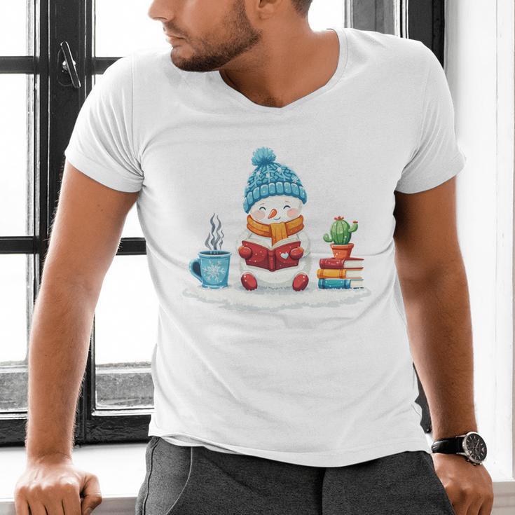 Cute Winter Cozy Snowman Reading Book Lovers Xmas Snowman Men's V-Neck T-Shirt Cute Winter Cozy Snowman Reading Book Lovers Xmas Snowman Men's V-Neck T-Shirt