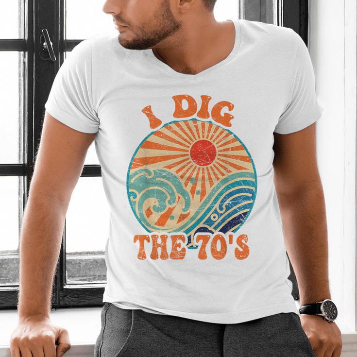 I Dig The 70s Aesthetic Nostalgia 1970's Retro 70s Party Men's V-Neck T-Shirt I Dig The 70s Aesthetic Nostalgia 1970's Retro 70s Party Men's V-Neck T-Shirt
