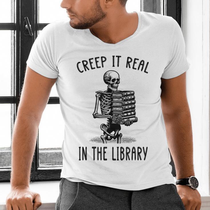 Halloween Skeleton Pun Book Lover Library Joke Men's V-Neck T-Shirt