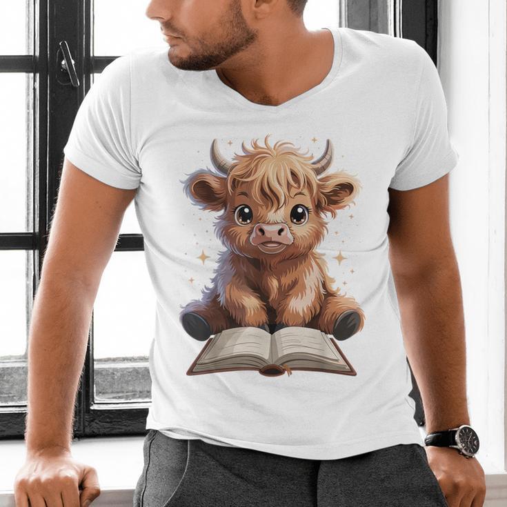 Highland Cow Reading Book Bookworm Men's V-Neck T-Shirt