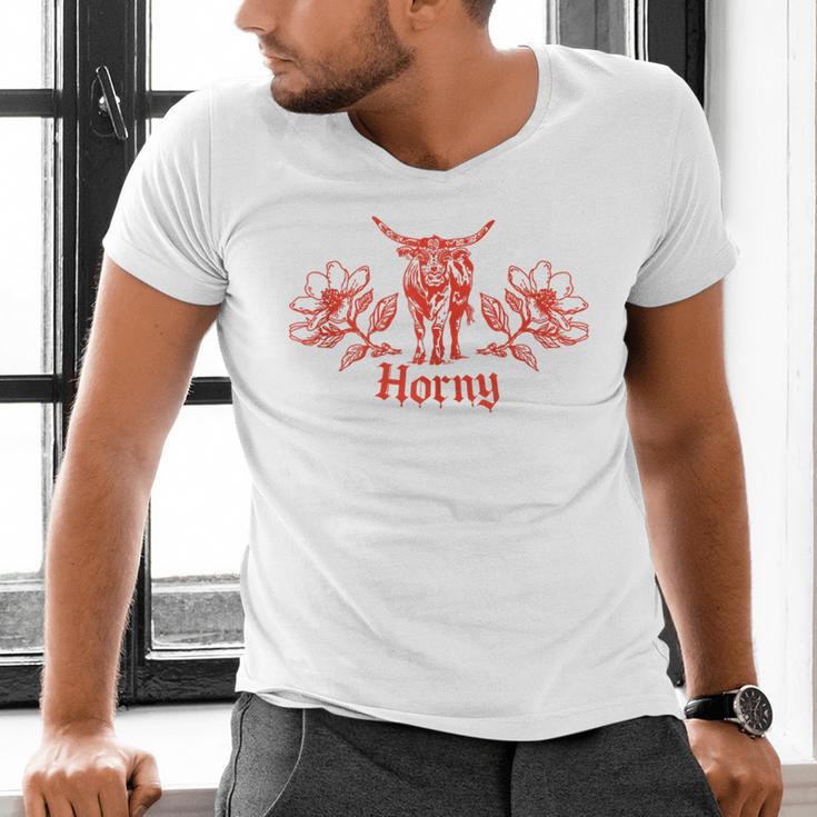 Horny Bull Romance Reader Shirt Spicy Books Bull Pun Men's V-Neck T-Shirt