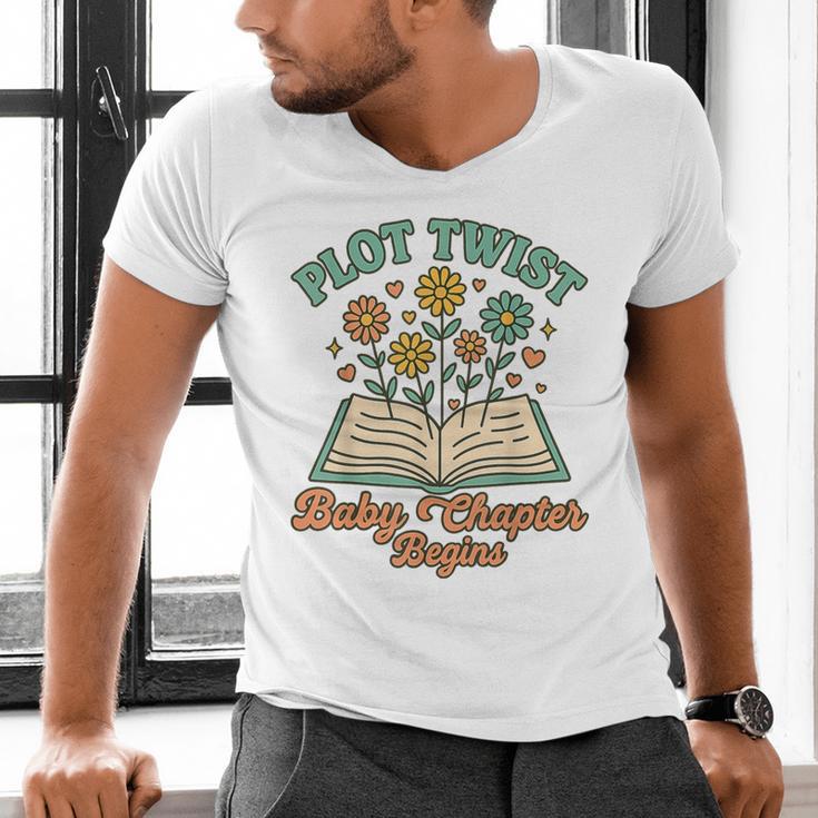 Pregnancy Announcement Book Lover Reveal Pregnant Men's V-Neck T-Shirt