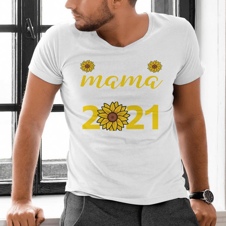 Proud Mama Of a 2021 Graduate Senior Mom 2021 Graduation Men's V-Neck T-Shirt