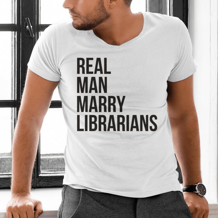 Real Men Marry Librarians – Book Lover Husband Men's V-Neck T-Shirt