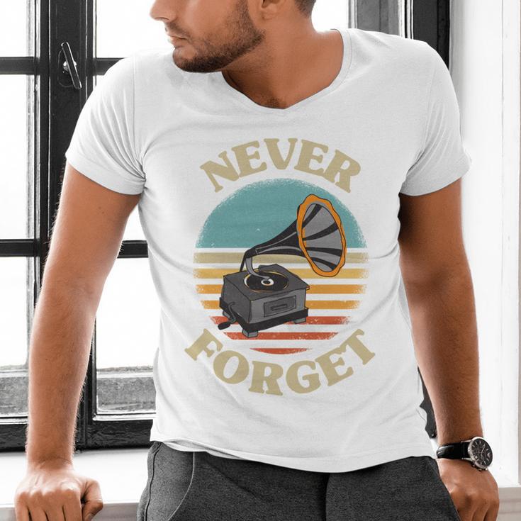 Retro Grammophone Never Forget Nostalgia Vintage Men's V-Neck T-Shirt