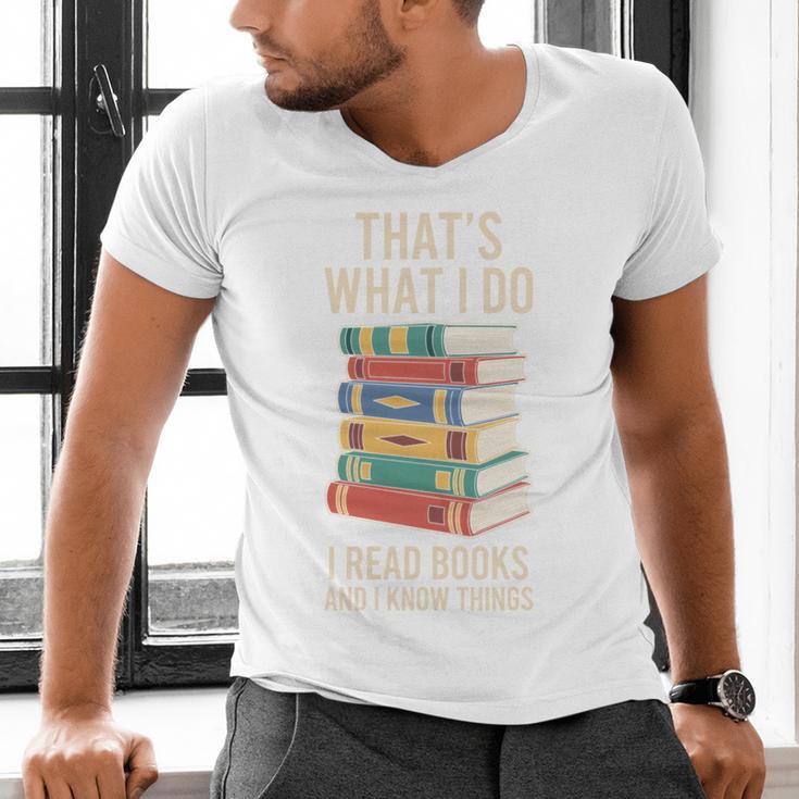 That's What i Do i Read Books And i Know Things Cute Graphic Men's V-Neck T-Shirt