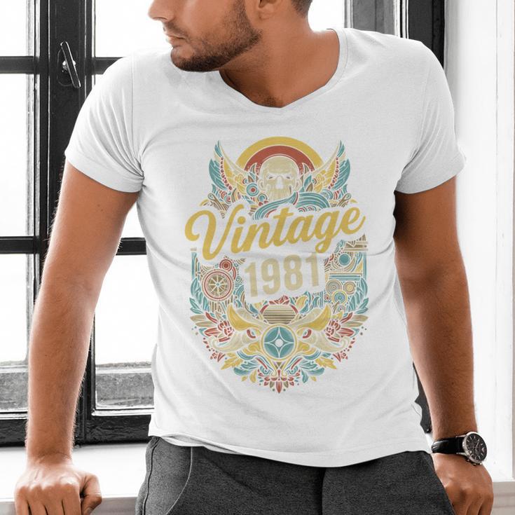 Vintage 1981 Retro Badge Nostalgia Eighties Compass Skull Men's V-Neck T-Shirt