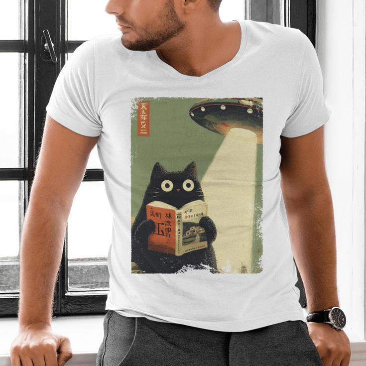 Vintage Japanese Cat Book Lovers UFO Alien Abduction Cat Dad Men's V-Neck T-Shirt