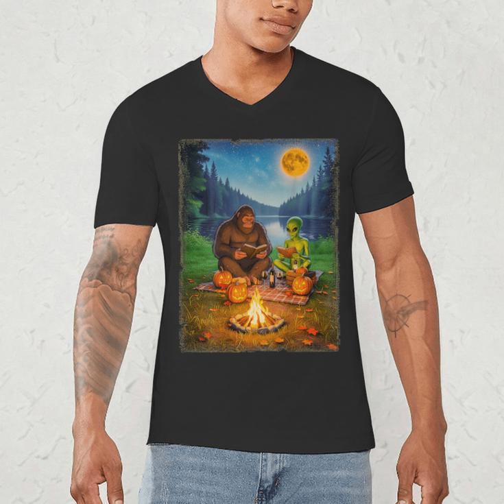 Bigfoot And Alien Reading Books Campfire Halloween Men's V-Neck T-Shirt