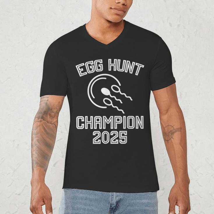 Egg Hunt Champion 2025 First Time Dad Pregnancy Reveal Men's V-Neck T-Shirt Egg Hunt Champion 2025 First Time Dad Pregnancy Reveal Men's V-Neck T-Shirt